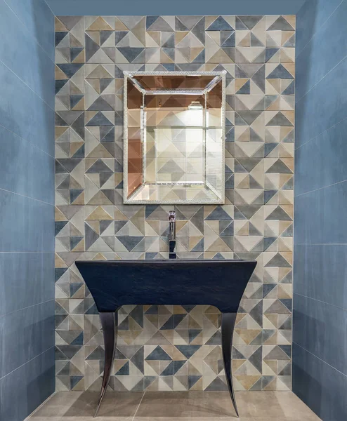 Wash basin and mirror in a modern interior. Finishing wall and floor with tiles in the bathroom. — Stock Photo, Image