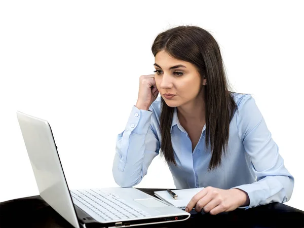 Una mujer joven mira la pantalla de un portátil. Fondo aislado blanco . — Foto de Stock