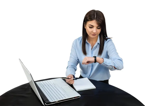 Linda mujer de negocios está mirando reloj de pulsera en su lugar de trabajo en la oficina. Fondo aislado blanco . — Foto de Stock