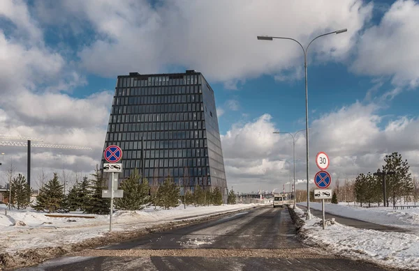 Moszkva. Február 15-én, 2017. Az innováció város "Skolkovo" területén. Business center desztilláló lombik (Matryoshka). A közúti jelzőtáblák, és egy kisbusz. — Stock Fotó