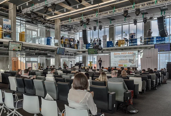 Moscow. Skolkovo. Day of Know-How in the building "Hypercub". People in the audience are listening to the reports of the speakers. — Stock Photo, Image