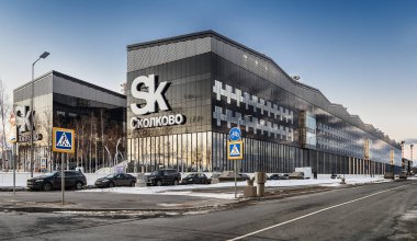 Moskova. Skolkovo yenilik Merkezi. Teknopark. Yol işaretleri ve park etmiş arabaların