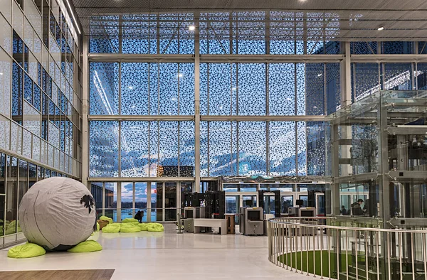 Moscow. Skolkovo. Technopark. Modern interior design of the main entrance to the building. — Stock Photo, Image