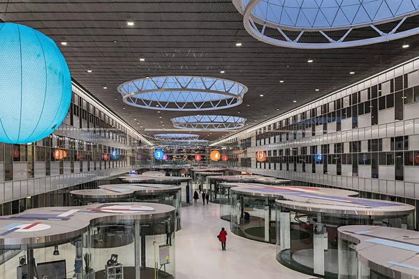 Moskova. Skolkovo. İş Merkezi Teknopark. İnsanlar ana salona gidin. Yukarıdan görüntülemek.