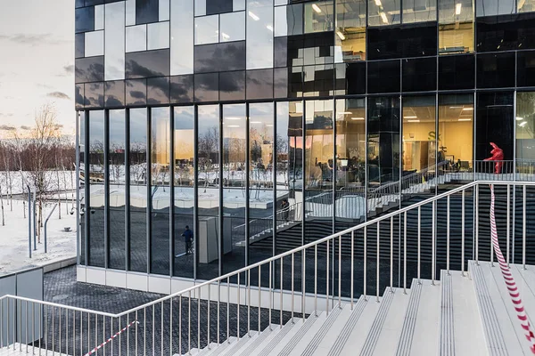 Moscow. February 15, 2017. Technopark in the innovation center Skolkovo and reflection in the mirrored walls of the building — Stock Photo, Image