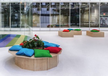Moskova. Skolkovo. Teknopark. Ziyaretçiler bir oturma alanı ile dinlenmek geniş Salonu