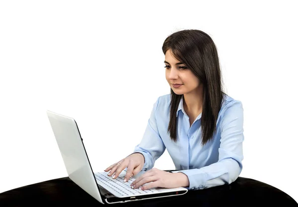 Chica joven sentada en la oficina delante de la computadora, ella está escribiendo en un teclado. Fondo aislado blanco . — Foto de Stock