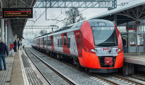 Moskova. Tren istasyonundan Moskova Merkezi halka 