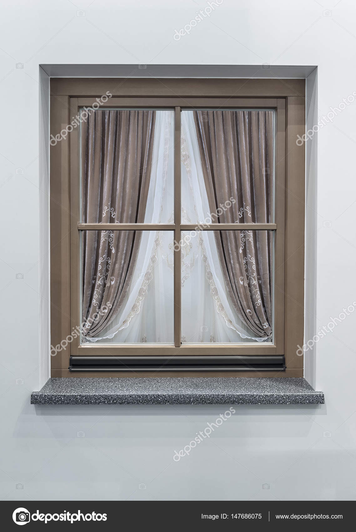 Fragment de la façade de la maison. Une fenêtre avec les ... Fragment de la façade de la maison. Une fenêtre avec les ...