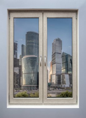 Mavi bir gökyüzü ve Moscow City kuleleri ile bir kentsel peyzaj üzerinde ofis pencereden görüntüleme.