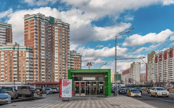 Moscú. La estación del metro de Moscú Ramenki y casas de varios pisos en la avenida Michurinsky . — Foto de Stock