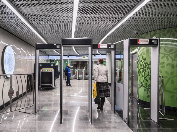 Moscovo. 05 de abril de 2017. Entrada para a estação de metro Ramenki. Passageiros passam pela estrutura do detector de metais . — Fotografia de Stock