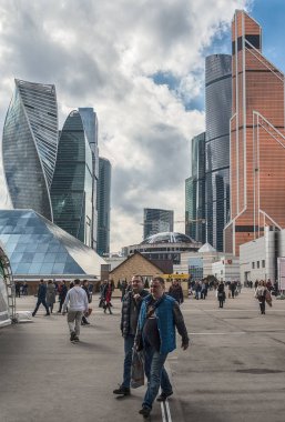 Moskova. Sergi birinin Krasnaya Presnya ve Moscow City tower karmaşık Expocenter. Mosbuild Fuarı ziyaretçi.