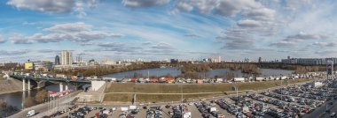 Moskova. Moskova Ring Road, trafik sıkışıklığı, Moskova Nehri, Güney Tushino, Strogino ve Crocus Expo sergi merkezine yakın otopark yukarıdan bir görünüm