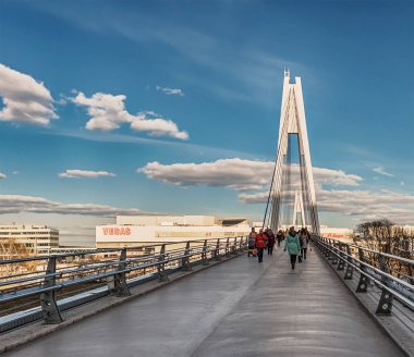 Moskova. İnsanlar Myakinino metro istasyonu ve alışveriş eğlence karmaşık Vegas Pavshinsky Askılı yaya köprüsü yürüyerek.