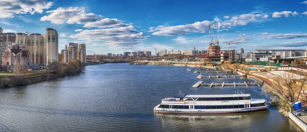 Moskou regio. 20 april 2017. Panoramisch uitzicht op de Pavshina uiterwaarden, Nikolsky tempel en yacht club in Crocus stad. — Stockfoto