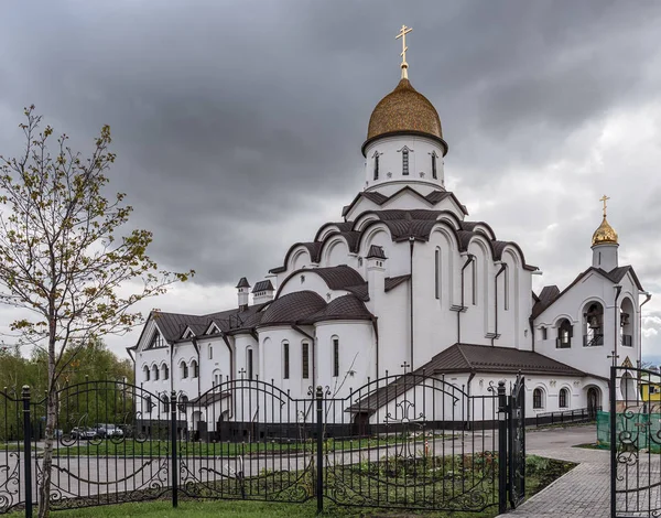 Moscow. Entrance to the territory of the Temple of the Holy Prince Alexander Nevsky at MGIMO. — Stock Photo, Image