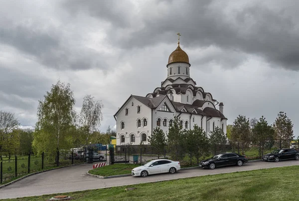 Moszkva. A templom a Szent herceg Alexander Nevsky, a Mgimo vezető út. — Stock Fotó