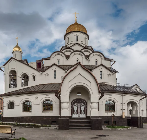 Moszkva. Angyalok, az ajtók, a templom a Szent herceg Alexander Nevsky Mgimo:. — Stock Fotó