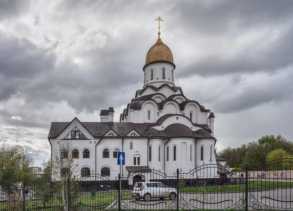 Moszkva. Egy templomot tiszteletére a Szent herceg Alexander Nevsky, a moszkvai állami nemzetközi kapcsolatok. — Stock Fotó