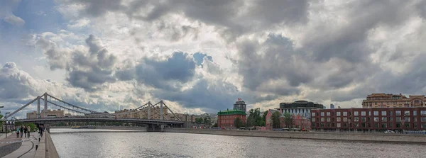 Moscow. A thunderstormy sky above the Crimean bridge. Crimean, Prechistenskaya and Frunzenskaya embankments. Horizontal panorama. — Stock Photo, Image