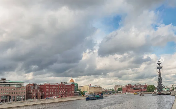 Moscow. View of the Crimean embankment, the Red October factory and river vessels moving along the river. — Stock Photo, Image
