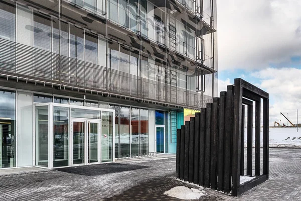 Moscow. Innograd "Skolkovo". Business-center "Hypercube". Art object in the form of a tunnel of black frames in front of the entrance to the building. — Stock Photo, Image