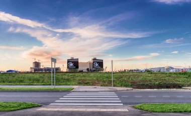 Moskova bölgesi. Batan güneşin ışınları Skolkovo yenilik Merkezi. Yaya geçidi Teknopark için yolun karşısında.