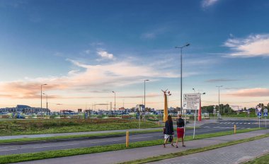 Moskova. İnsanlar bir iş günü sonra Skolkovo yenilik Merkezi toprakları üzerinden yürümek. Yel değirmenleri ve kompleksin çeşitli nesnelere bir tabela ile kavşak.