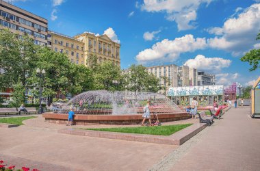 Moskova. 27 Temmuz 2017. Çocuklar ve yetişkinler Novopushkinsky Meydanı Çeşmesi, dinlen.