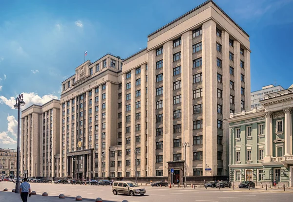 Moscú. Okhotny Ryad Street y la Duma Estatal de Rusia. Construido según el proyecto Arquitecto A.Ya. Langman. —  Fotos de Stock