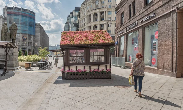 Moscou. Festival "Moscou été, confiture de fleurs". Kamergersky lane, le monument à Stanislavsky et Nemirovitch-Dantchenko et le télégraphe central — Photo