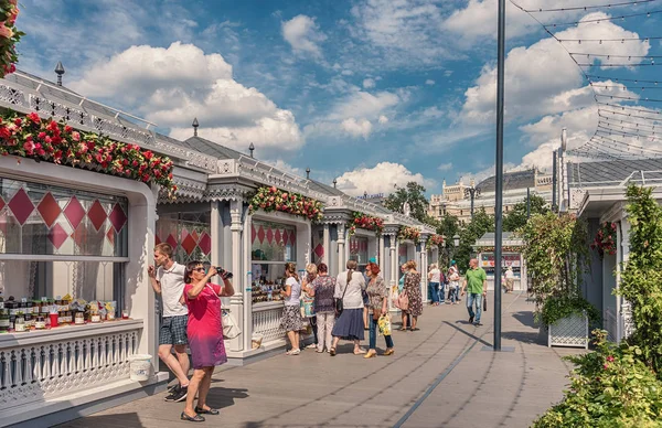 В Москве. 27 июля 2017 года. Люди ходят, дегустируют и покупают натуральные продукты — стоковое фото
