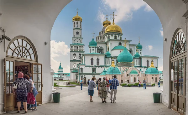 Región de Moscú. La ciudad de Istra. La gente pasa por las puertas del Monasterio de la Nueva Jerusalén de Resurrección . — Foto de Stock