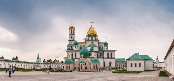 Moscow region. Miasto Istra. Na wewnętrznym dziedzińcu Katedra zmartwychwstania Chrystusa w zmartwychwstaniu Nowe Jeruzalem i Kościół Konstantyna i Heleny. — Zdjęcie stockowe