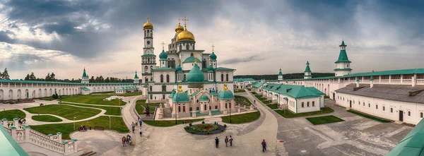 Moscow region. Istra. Katedra zmartwychwstania Chrystusa w zmartwychwstaniu Nowe Jeruzalem i Kościół Konstantyn i Helena. Panoramy. — Zdjęcie stockowe