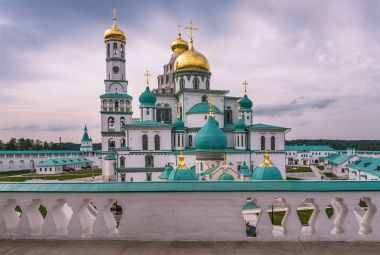 Moskova bölgesi. Istra. İsa'nın dirilişi ve çan kulesi katedral üzerinde yeni Kudüs erkek manastır kale duvarı üzerinden görüntülemek.