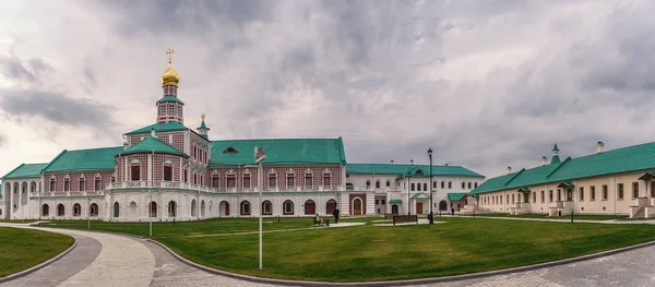 Moskova bölgesi. 13 Eylül 2017. Istra. Diriliş New Jerusalem Manastırı ve kardeşçe bina doğuş Kilisesi. 