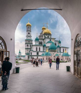 Moskova bölgesi. Istra. Diriliş New Jerusalem Manastırı. İnsanlar geçitten Kilisesi Tanrı girdisinin Kudüs içine geçer..