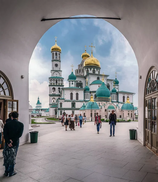 Moskova bölgesi. Istra. Diriliş New Jerusalem Manastırı. İnsanlar geçitten Kilisesi Tanrı girdisinin Kudüs içine geçer..