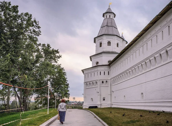 Moscow region. Istra. September 13, 2017. The Resurrection New Jerusalem Monastery. A woman walks along the road along the wall of the monastery. — Stock Photo, Image