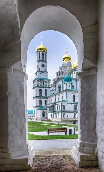 Moscow region. Istra. Zmartwychwstaniu Nowe Jeruzalem. Katedra zmartwychwstania Chrystusa i dzwonnica. Zobacz bramę w ścianie. — Zdjęcie stockowe