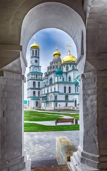 Moscow region. Istra. Resurrection Novo-Jerusalem Monastery. Passage through the archway in the wall to the Cathedral of the Resurrection of Christ and the Belltower. — Stock Photo, Image