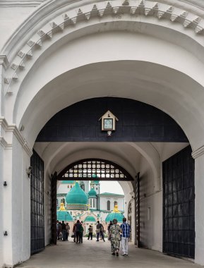 Moskova bölgesi. Istra. İnsanlar Tanrı giriş kapısı kilisede kapıdan Kudüs içine diriliş New Jerusalem Manastırı'na yürüyüş.