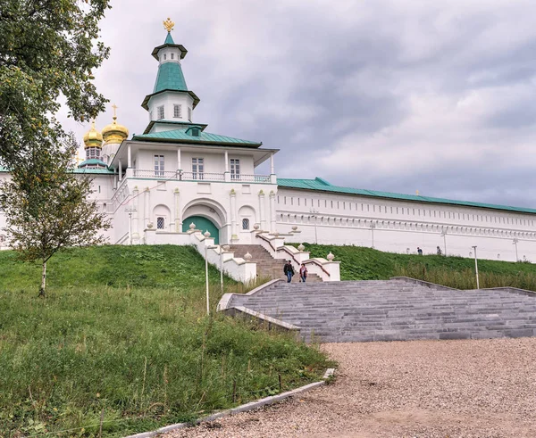 Moscow region. Istra. The Resurrection New Jerusalem Monastery. The Elizabeth Tower and the staircase leading to the Garden of Gethsemane — Stock Photo, Image