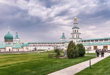 Moskova bölgesi. Istra. Diriliş yeni Kudüs manastır bölgesi. Lord Kudüs ve kilise Konstantin ve Helena içine giriş kapısı Kilisesi