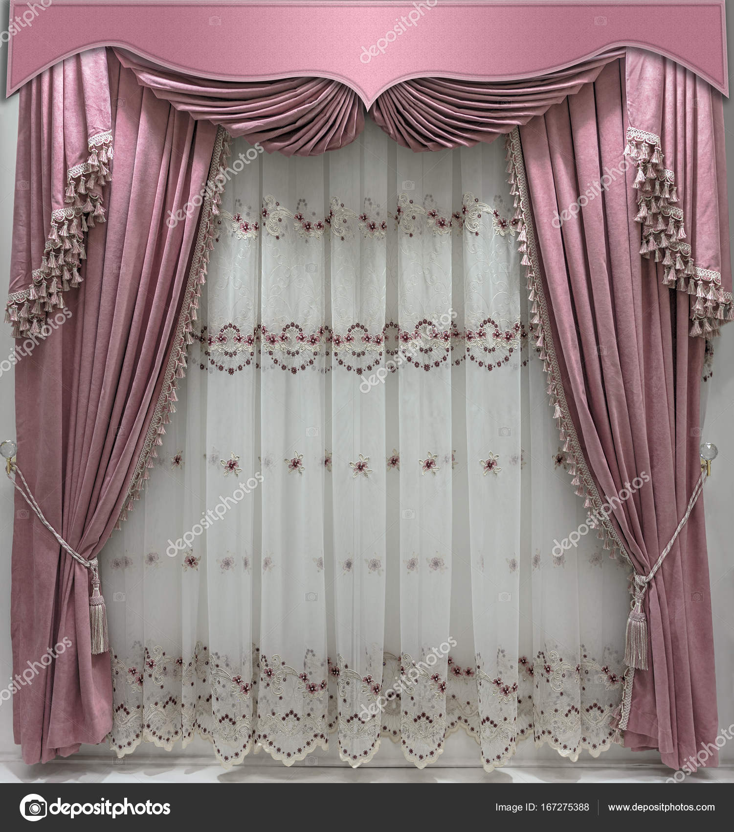 Interieur in zachte roze tinten. Zachte velours gordijnen met franje ... Interieur in zachte roze tinten. Zachte velours gordijnen met franje ...