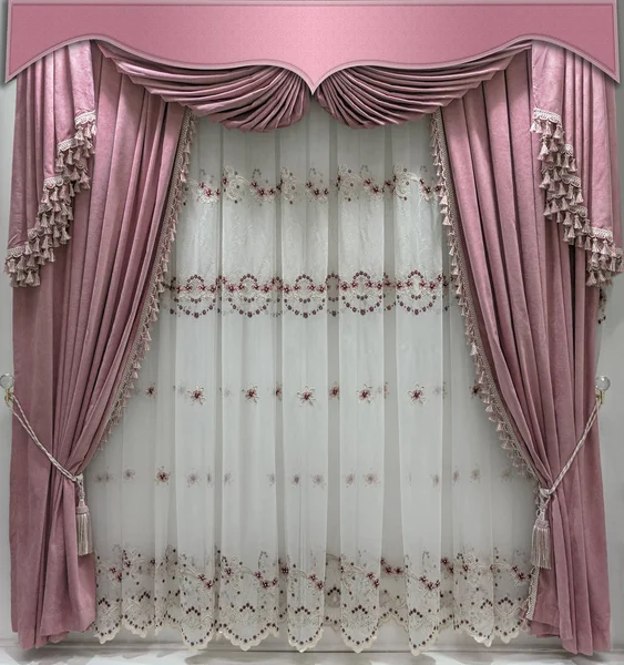 Interior decoration in gentle pink tones. Soft velvet curtains with fringe along the edge, combined pelmet and light tulle with embroidery. — Stock Photo, Image