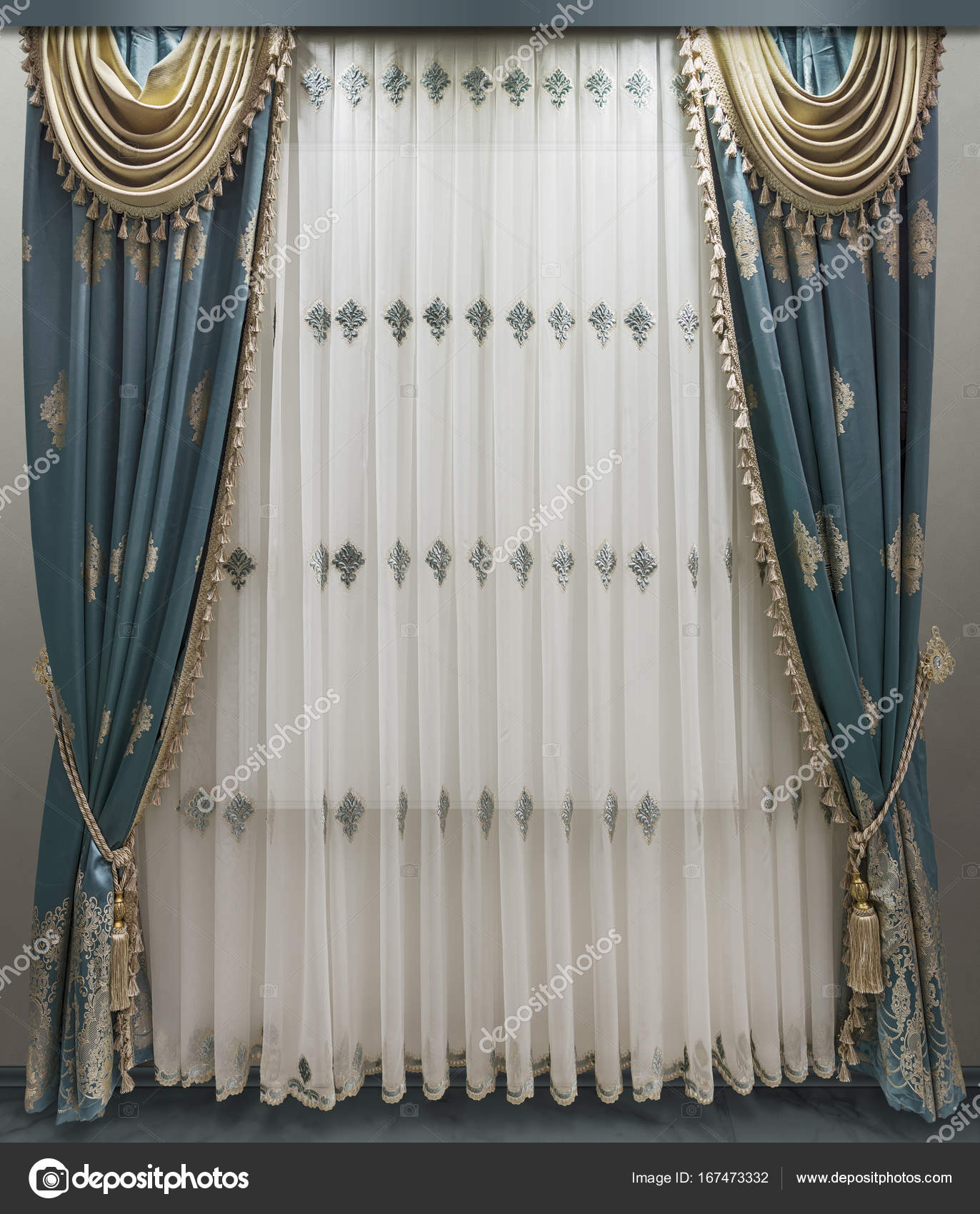 Interieur in klassieke stijl. Zachte velours gordijnen met franje ... Interieur in klassieke stijl. Zachte velours gordijnen met franje ...