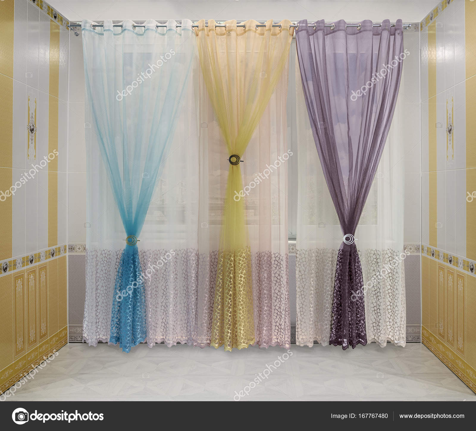 Interieur design in lichte en sappige kleuren. Lichte gordijnen van ... Interieur design in lichte en sappige kleuren. Lichte gordijnen van ...